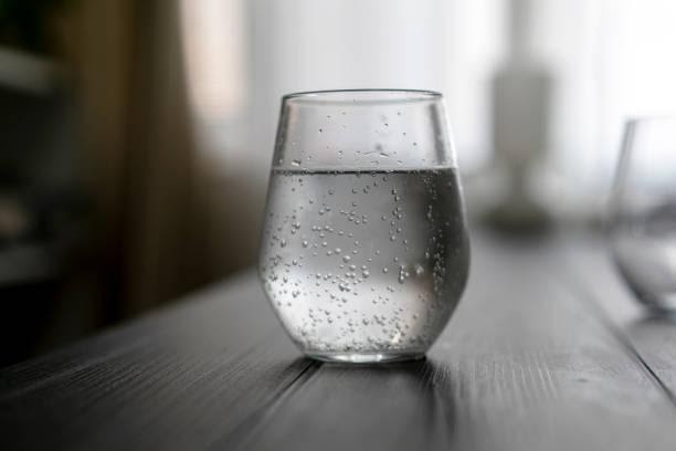 VianPool (Tiếng Việt) Không uống nước trước khi đi ngủ làm tăng nhiều nguy cơ sức khỏe: Ly nước cuối cùng trong ngày nên uống thế nào cho đúng?